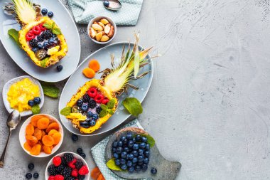 gri yüzeyde taze olgun meyve ve çilek ile lezzetli tatlı üst görünümü