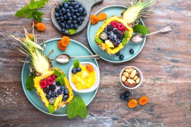 Taze ananas ve böğürtlenli lezzetli bir tatlı.  