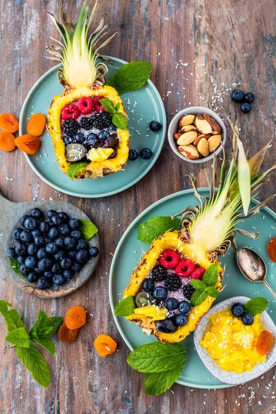 Taze ananas ve böğürtlenli lezzetli bir tatlı.   