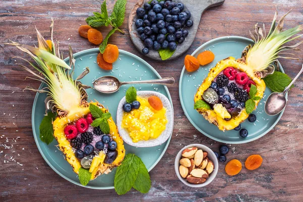 Taze ananas ve böğürtlenli lezzetli bir tatlı.  