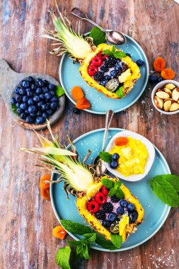 taze olgun ananas ve çilek ile lezzetli tatlı üst görünümü 