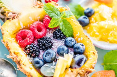 taze olgun meyve ve çilek ile lezzetli tatlı yakın çekim görünümü