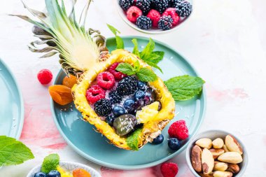 taze olgun meyve ve çilek ile lezzetli tatlı