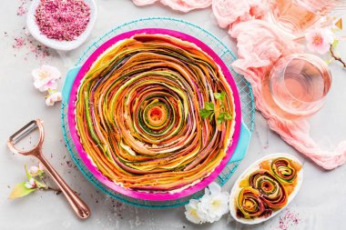 lezzetli spiral sebze tart, sürahi ve cam masada ferahlatıcı içecek ile üst görünümü 
