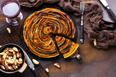 gurme spiral sebze tart ve masada şarap bir bardak üst görünümü 