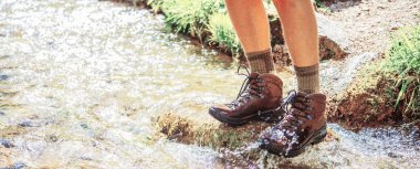 hızlı nehirde taşlar üzerinde adım erkek otostopçu kısmi görünümü 