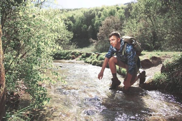 Jeune Homme Avec Sac Dos Randonnée Dans Belle Forêt — Photo