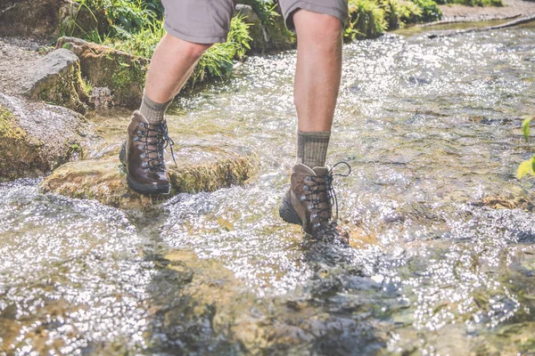 Hızlı Nehirde Taşlar Üzerinde Adım Erkek Otostopçu Kırpılmış Shot — Stok fotoğraf