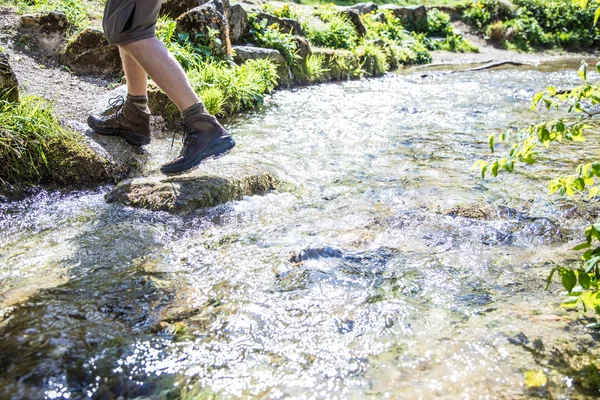 Nízká Část Mužského Hikera Šlapat Kamenech Rychlé Řece — Stock fotografie