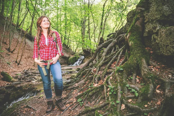 Красивая Улыбающаяся Молодая Женщина Рюкзаком Походы Лес — стоковое фото