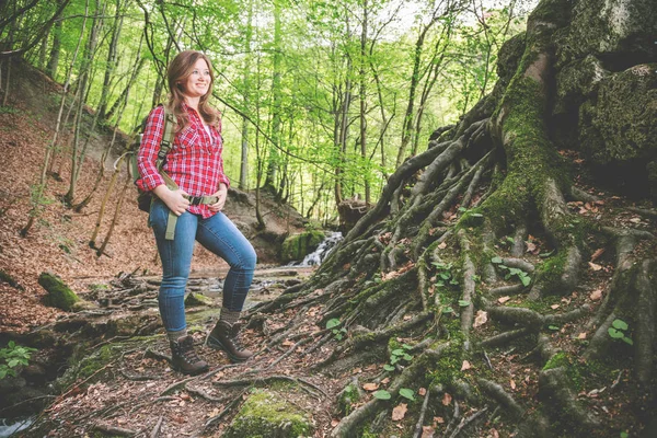 Ormanda Sırt Çantası Yürüyüş Ile Güzel Gülümseyen Genç Kadın — Stok fotoğraf