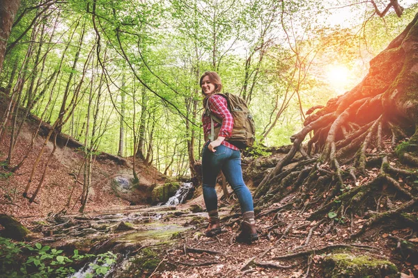 Güzel Ormanda Sırt Çantası Ile Mutlu Genç Kadının Düşük Açı — Stok fotoğraf