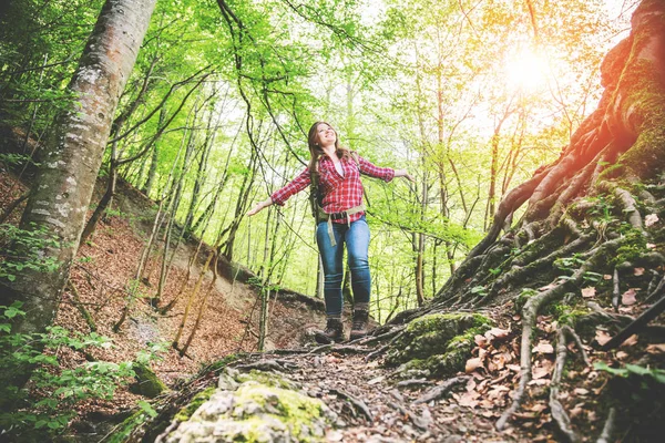 Bir Şelale Yakınında Yürüyüş Yaparken Güzel Ormanda Sırt Çantası Ile — Stok fotoğraf