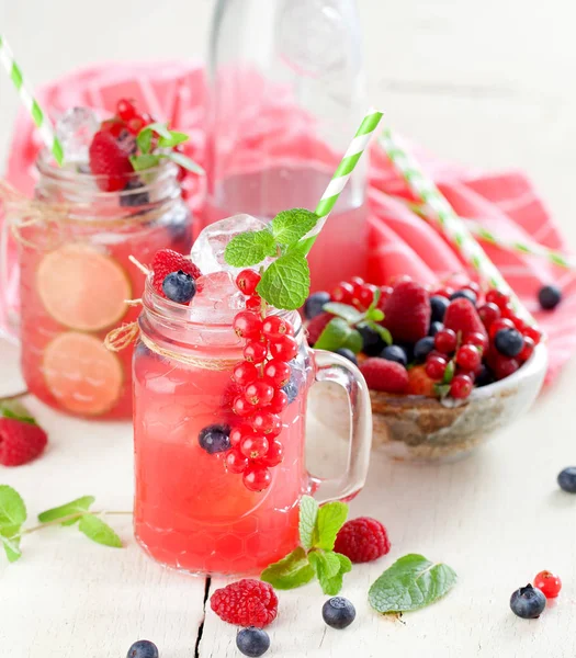 Vue Rapprochée Délicieuse Limonade Été Maison Aux Baies Fraîches — Photo