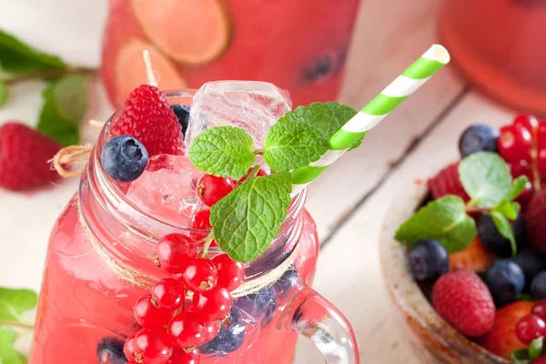 Vue Rapprochée Délicieuse Limonade Été Maison Aux Baies Fraîches — Photo