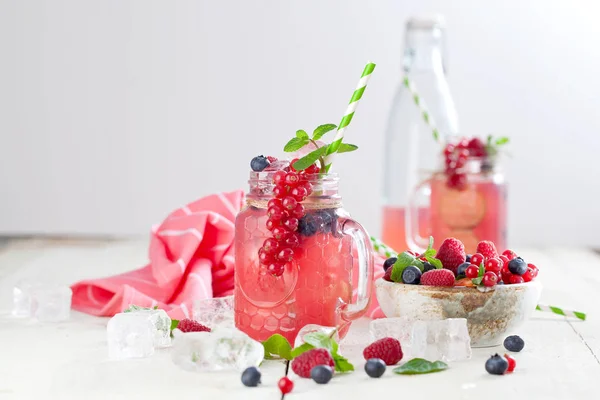 Nahaufnahme Der Hausgemachten Sommer Limonade Mit Beeren Auf Dem Tisch — Stockfoto