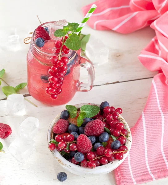 Nahaufnahme Der Hausgemachten Sommer Limonade Mit Beeren Auf Dem Tisch — Stockfoto