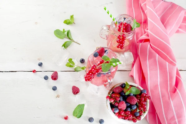 Nahaufnahme Von Köstlicher Sommer Limonade Mit Beeren Auf Dem Tisch — Stockfoto