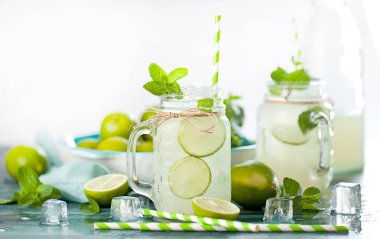 İçme pipet ile Mason kavanozlarda kireç ve nane ile ev yapımı limonata