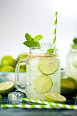 Ahşap rustik masada Mason kavanozlarda kireç ve nane ile ev yapımı limonata