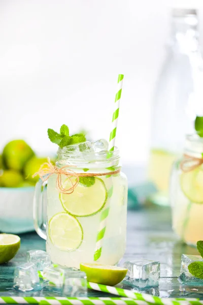Hausgemachte Limonade Mit Limette Und Minze Einmachgläsern Nahsicht — Stockfoto