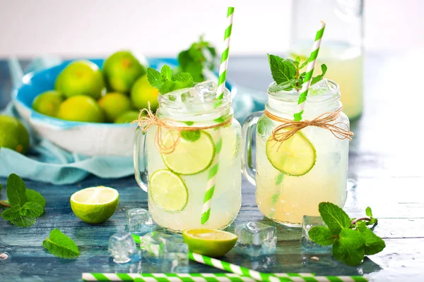 Homemade Lemonade Lime Mint Mason Jars Close View — Stock Photo, Image