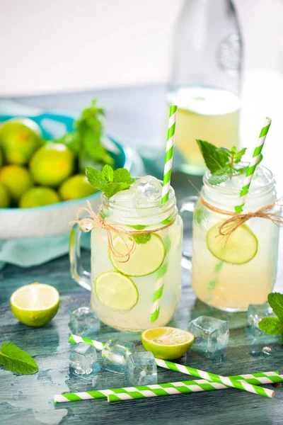 Hemlagad Lemonad Med Lime Och Mynta Murare Burkar — Stockfoto