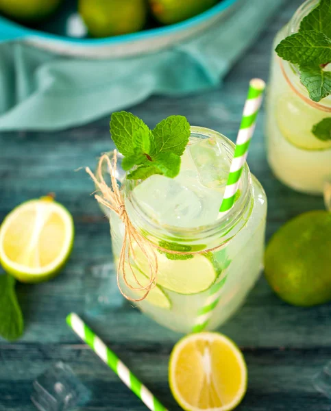 Limonade Mit Limette Und Minze Einmachgläsern Auf Holztisch — Stockfoto