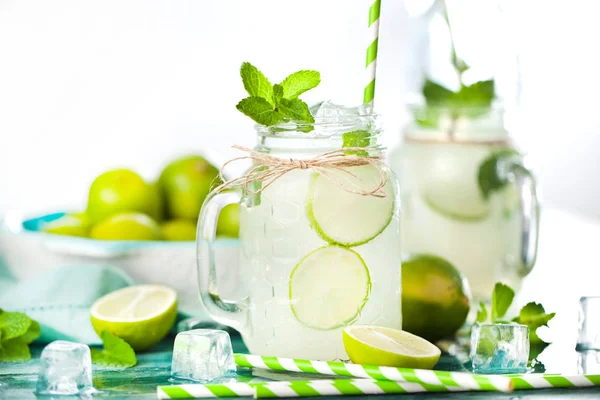 Hemlagad Lemonad Med Lime Och Mynta Murare Burkar Med Drickande — Stockfoto