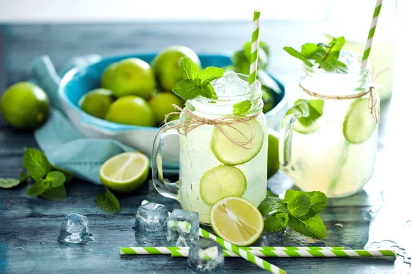 Hemlagad Lemonad Med Lime Och Mynta Murare Burkar Trä Rustik — Stockfoto