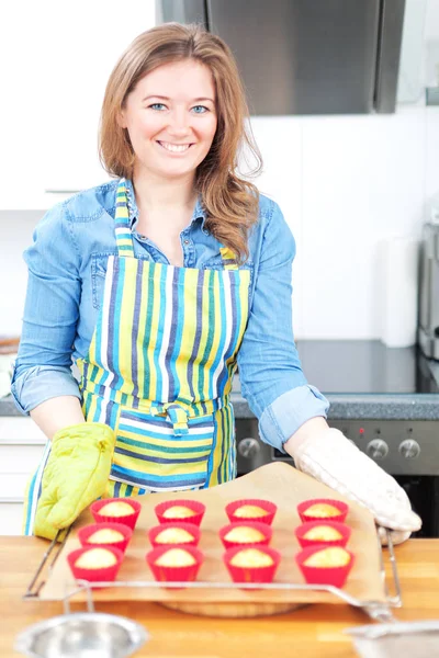 Jonge Vrouw Schort Holding Tray Met Cupcakes Glimlachen Bij Camera — Stockfoto