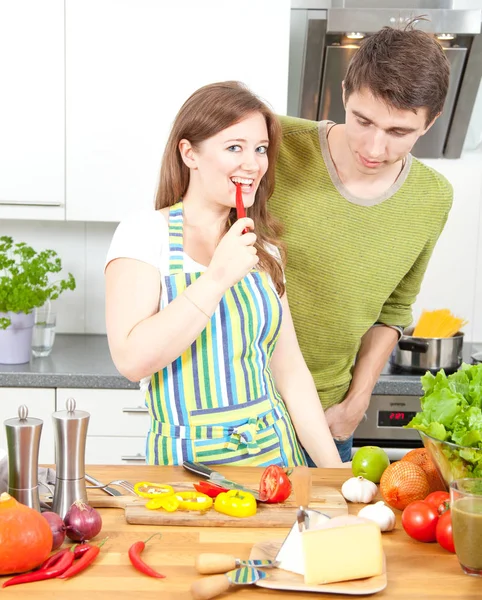 Glücklicher Junger Mann Und Frau Beim Gemeinsamen Kochen Der Küche — Stockfoto