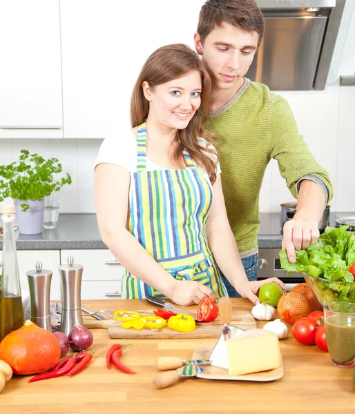 Glücklicher Junger Mann Und Frau Beim Gemeinsamen Kochen Der Küche — Stockfoto