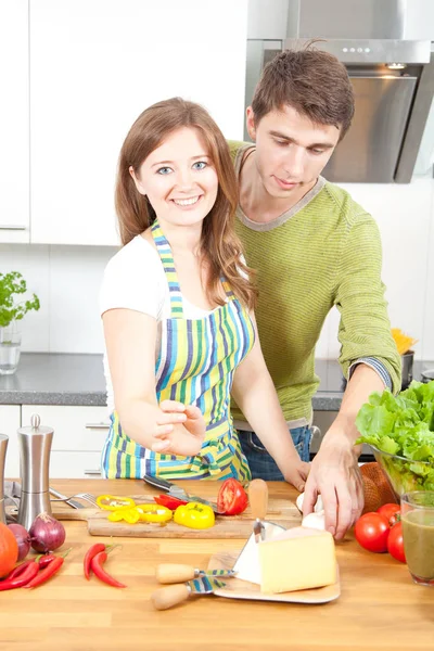 Glücklicher Junger Mann Und Frau Beim Gemeinsamen Kochen Der Küche — Stockfoto