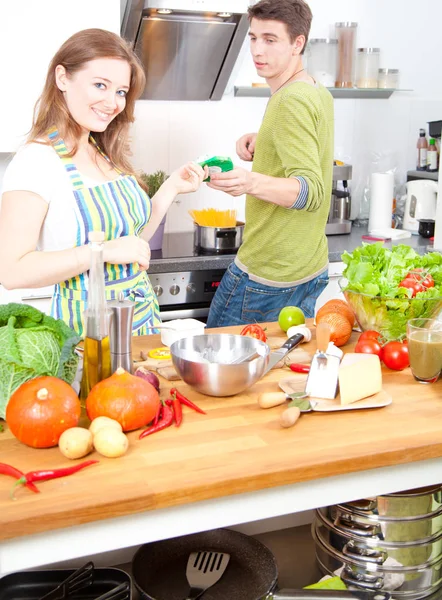 Glückliches Junges Paar Kocht Gemeinsam Küche — Stockfoto