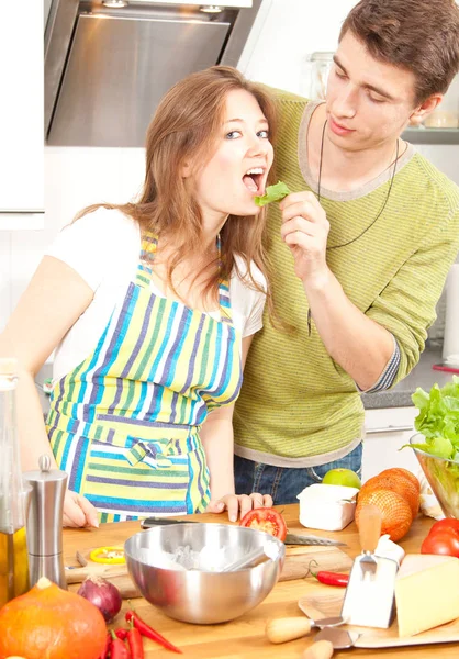 Junger Mann Füttert Schöne Freundin Beim Gemeinsamen Kochen Küche — Stockfoto
