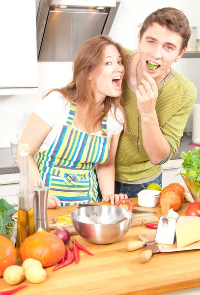 Glückliches Junges Paar Kocht Zusammen Und Lächelt Die Kamera Der — Stockfoto