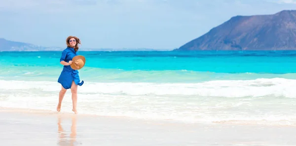 Hermosa Mujer Joven Feliz Vestido Azul Disfrutando Vacaciones Verano Playa —  Fotos de Stock