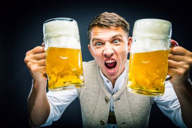 Genç adam gri arka planda izole bira gözlük heyecanlı