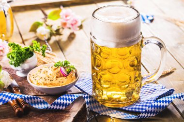 ahşap masa üzerinde bira ve aperatifler bardak yakın çekim görünümü, oktoberfest kavramı