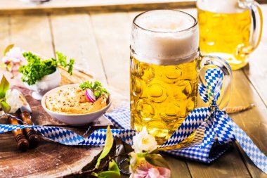 ahşap masa üzerinde bira ve aperatifler gözlük, oktoberfest kavramı
