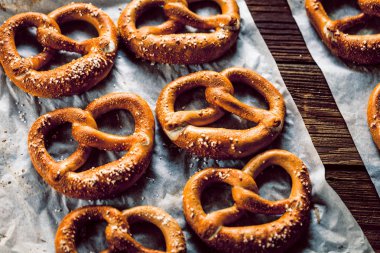 masada pişirme kağıdı üzerinde geleneksel Bavyera kraker yakın çekim görünümü