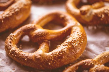 masada pişirme kağıdı üzerinde Bavyera kraker yakın çekim görünümü