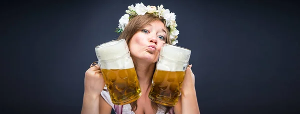 Opgewonden Jonge Vrouw Bedrijf Bierglazen Geïsoleerd Grijze Achtergrond — Stockfoto