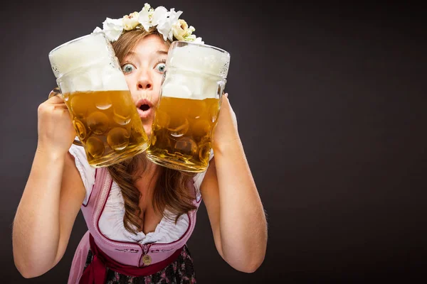 灰色の背景に孤立したビールグラスを持つ興奮した若い女性 — ストック写真