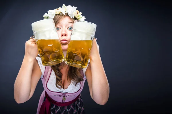 Mujer Joven Excitada Sosteniendo Vasos Cerveza Aislados Sobre Fondo Gris —  Fotos de Stock