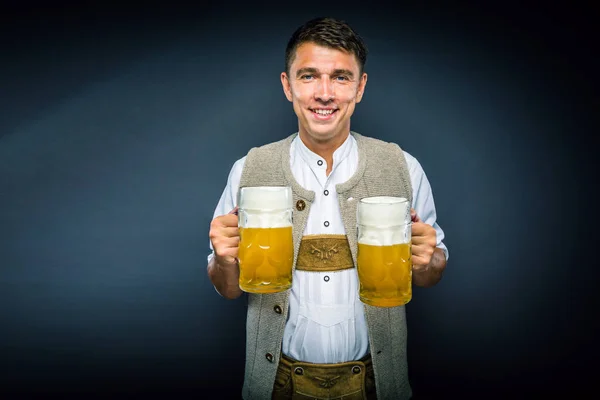 Feliz Joven Sosteniendo Vasos Cerveza Sonriendo Cámara Aislado Sobre Fondo —  Fotos de Stock