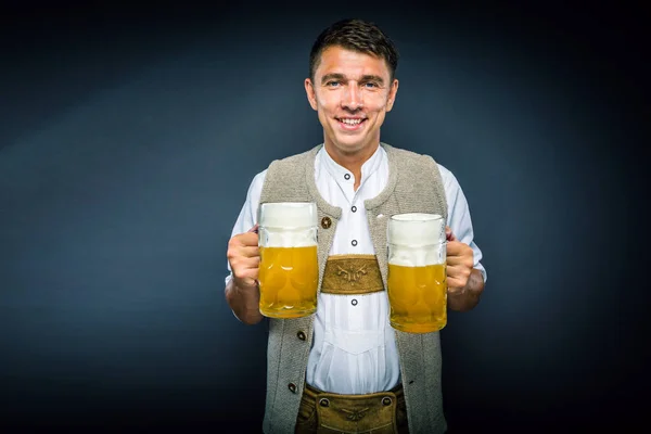 Gelukkige Jonge Man Bedrijf Bierglazen Glimlachen Camera Geïsoleerd Grijze Achtergrond — Stockfoto