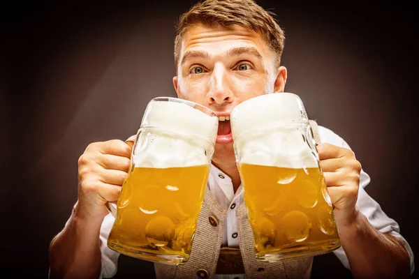 Opgewonden Jonge Man Bedrijf Bierglazen Geïsoleerd Grijze Achtergrond — Stockfoto