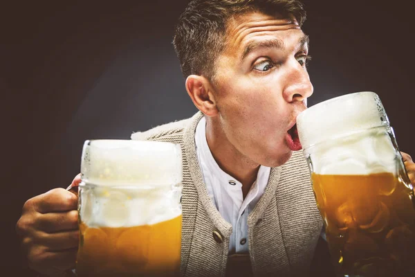 Веселый Молодой Человек Держащий Пивные Стаканы Пьющий Пиво Сером Фоне — стоковое фото